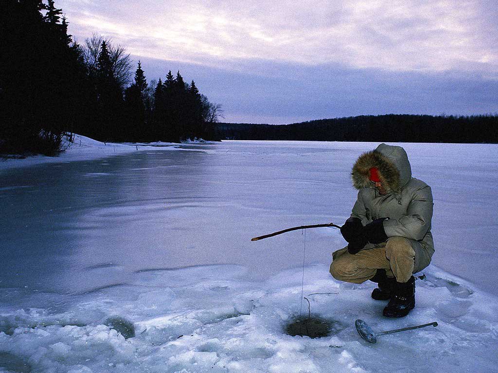 зимняя рыбалка рыбак на льду